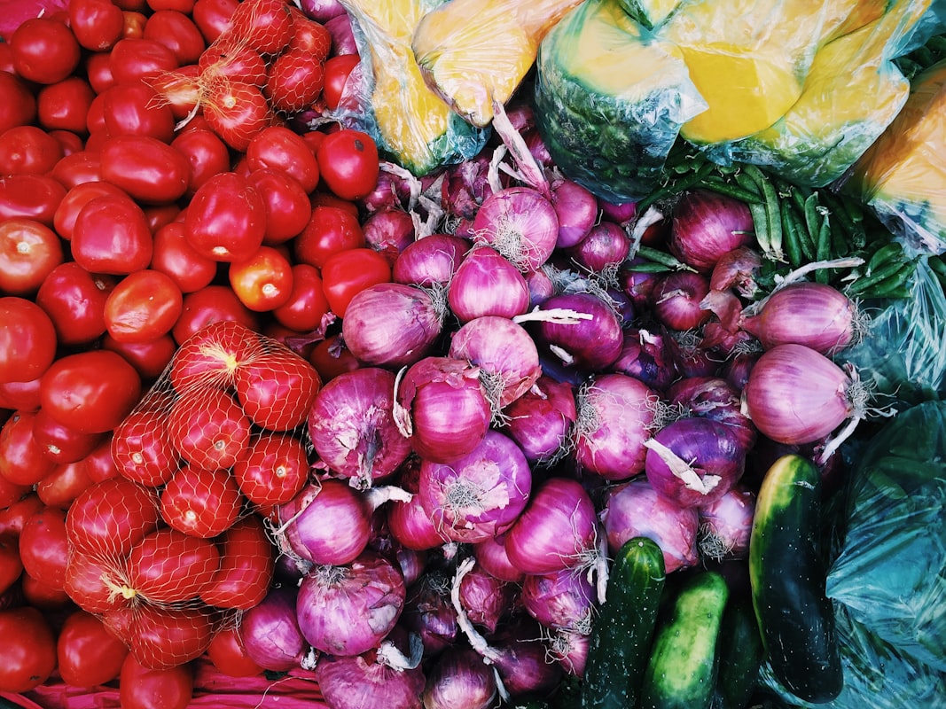 Makan sehat dengan nutrisi seimbang dan sayuran berwarna-warni